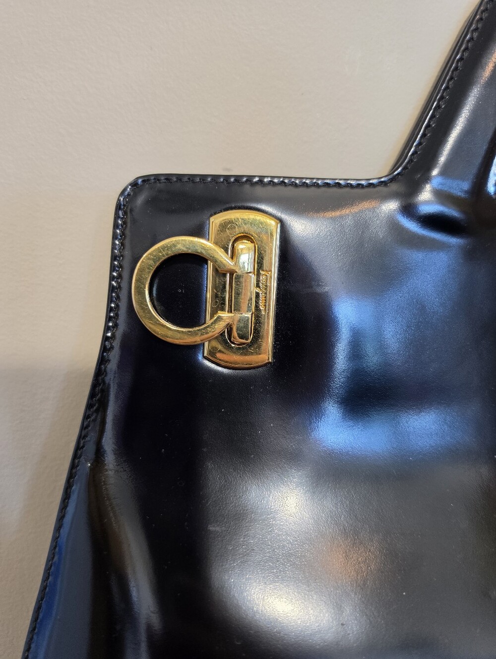 Ferragamo Wanda Black Patent Top-Handle handbag with strap - Picture 3 of 15